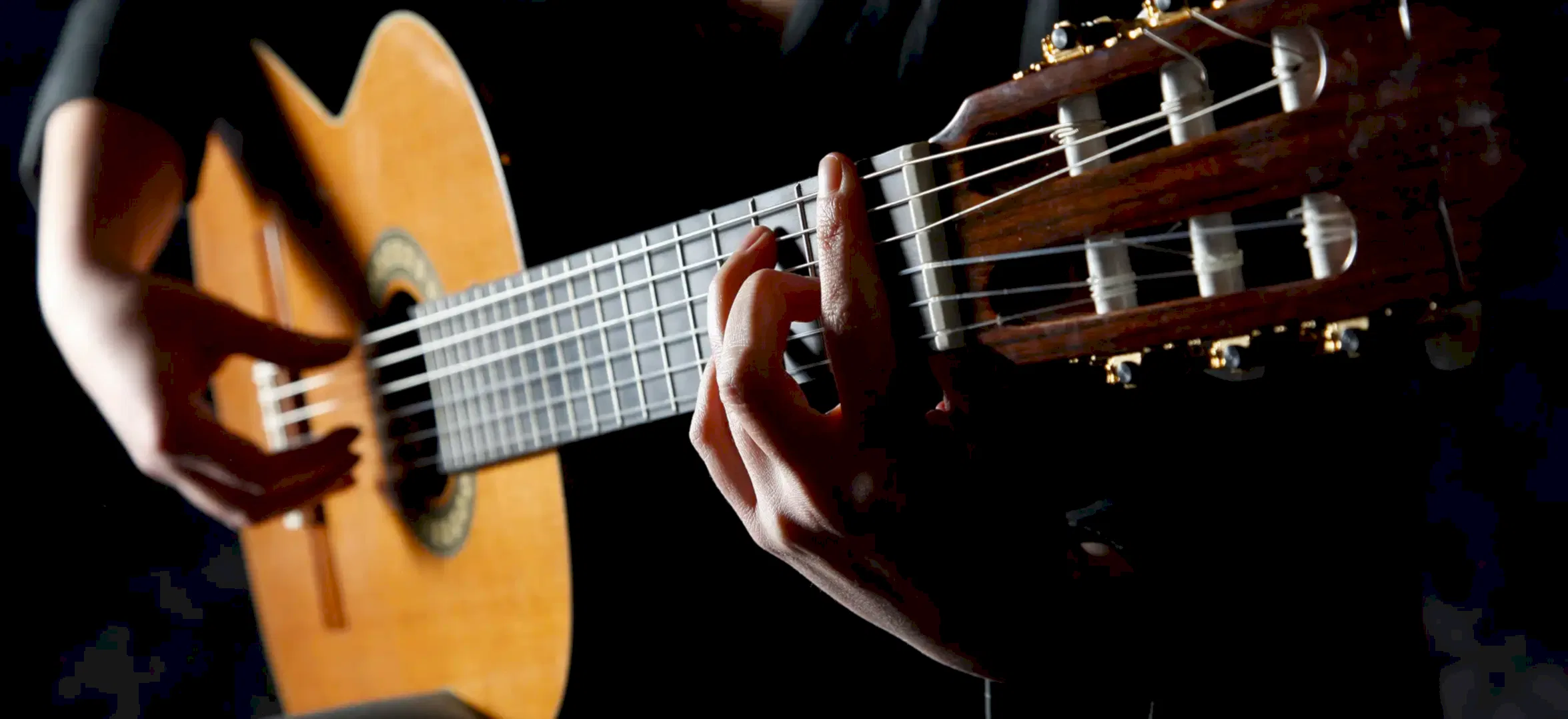 Klasik gitar çalan öğretmen