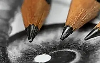 Karakalem ile çizilmiş göz resmi